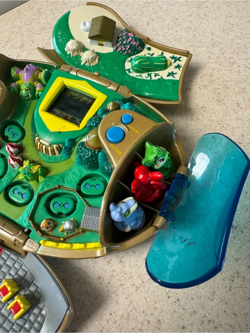 2003 vintage Neopets handheld game with pets!